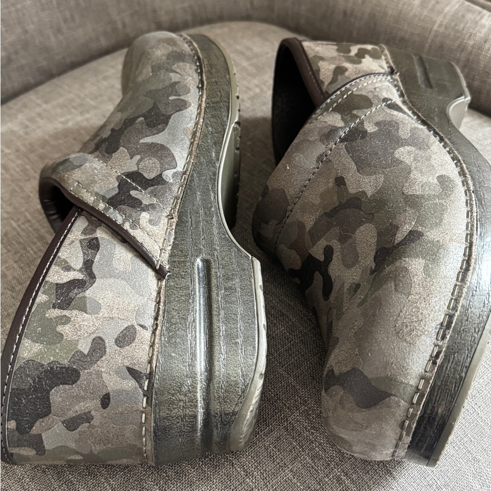 Dansko Professional Slip-On Clog Womens 40 9.5-10 Camo Slip-Resistant - Picture 3 of 6